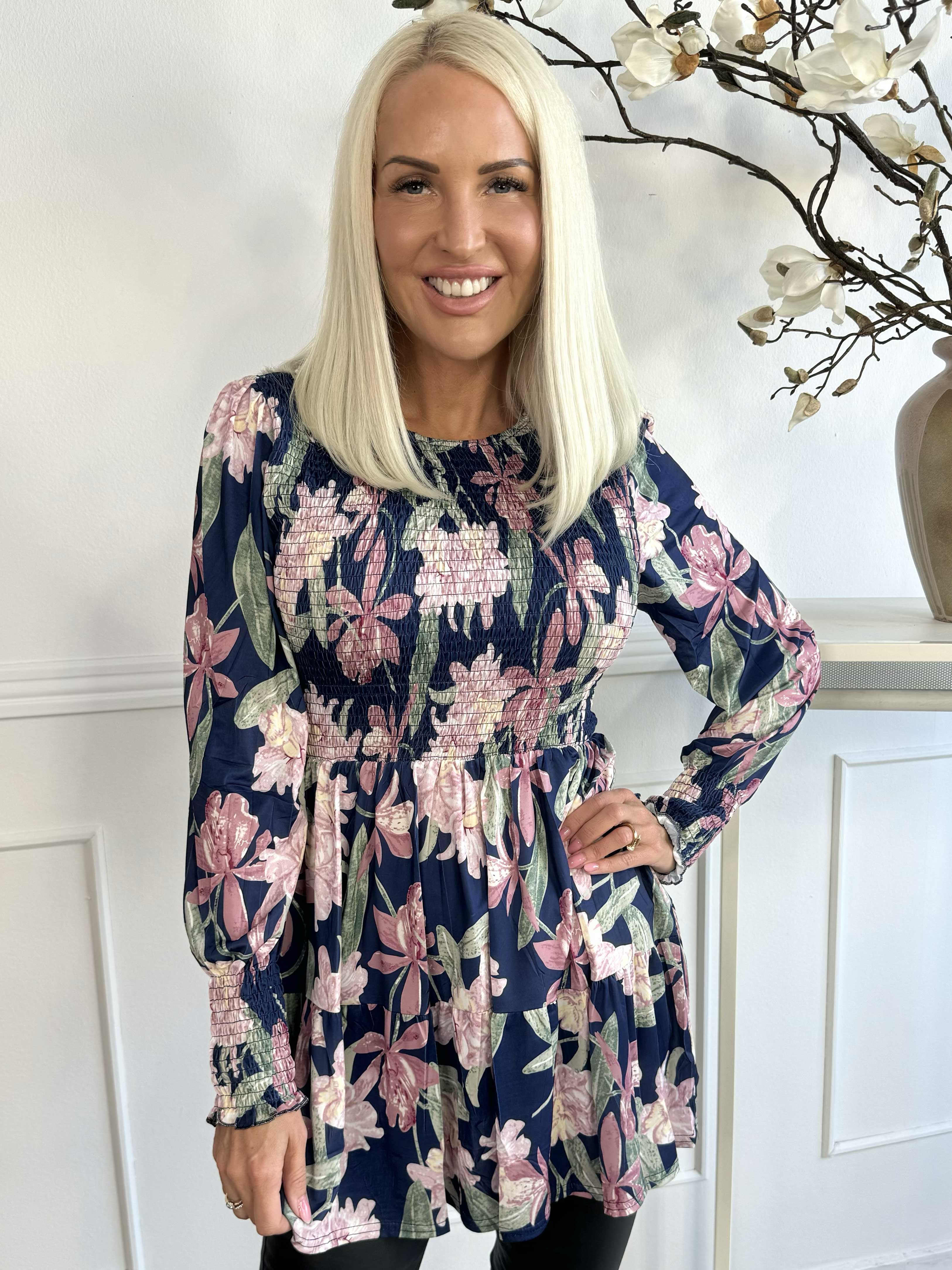 Kelly Flower Shirt - Elastisk blus med smock över bröstet